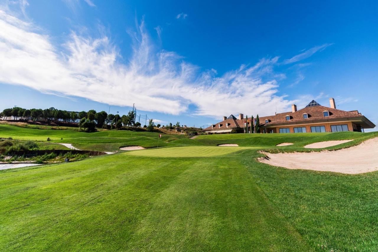 Space In The Villa With Poll Near Golf In Madrid Eksteriør bilde