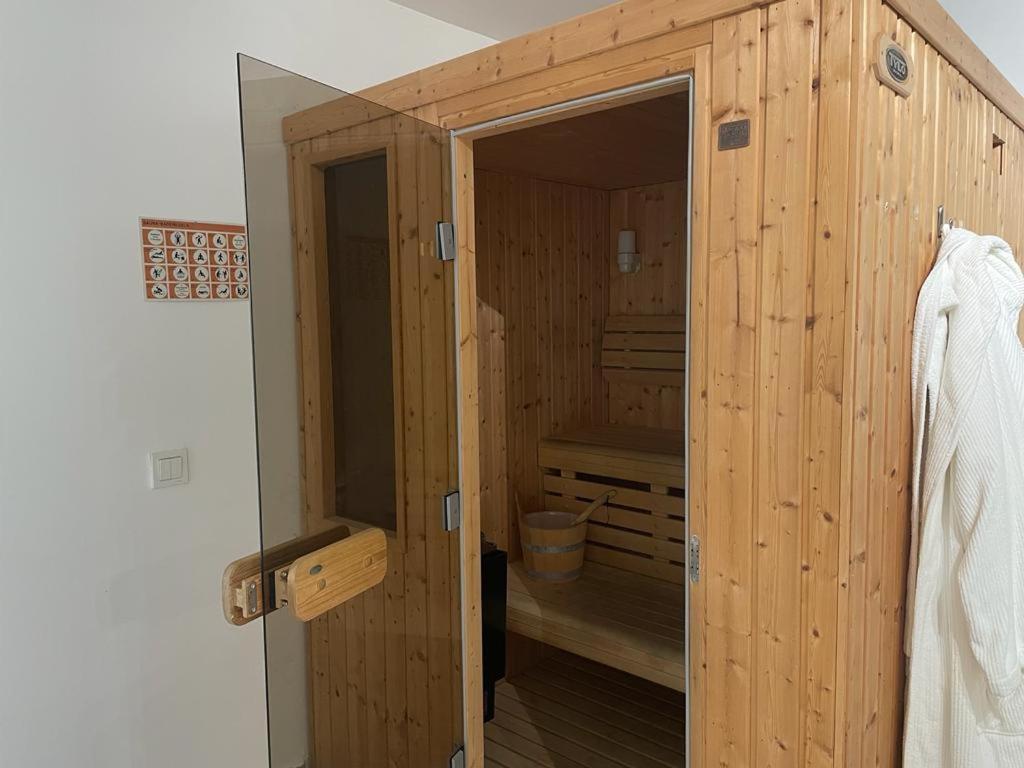 Space In The Villa With Poll Near Golf In Madrid Eksteriør bilde